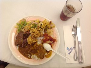 昼にも出たカレーがありました。スパイシーで疲れた身体にピッタリです。