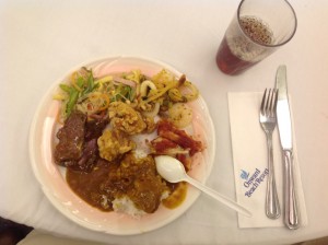 昼にも出たカレーがありました。スパイシーで疲れた身体にピッタリです。