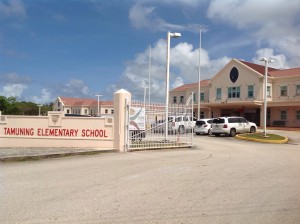 これは小学校です。門は開いていますが、校舎に入るにはもう一つ門があり、学校はフェンスに囲まれています。