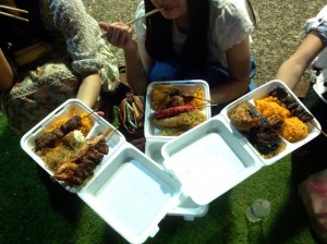 9ドル程度ですが、カロリーは1500キロカロリーはあるのでは?女子生徒が一人で食べるのは無理です。来年くる人は2人でひとつ注文すべし!
