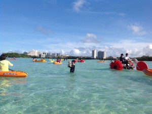 かなり沖に出ても腰程度の深さで安心です。