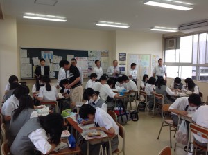 2年生の総合学習の時間で進学についてグループで話し合っている様子を見ていただきました。