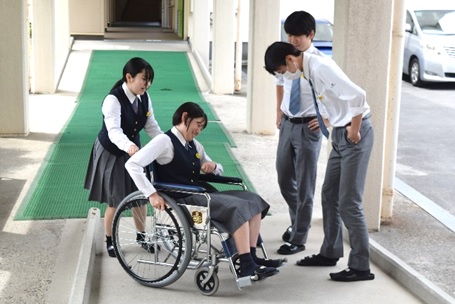 家庭科での介護体験学習