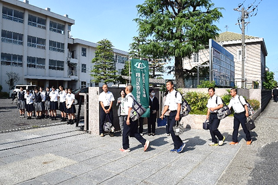 東山地区の近隣学校による合同あいさつ運動!