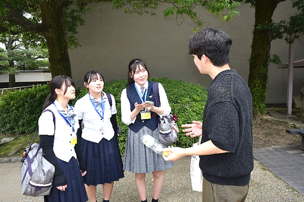 「観光ビジネス」選択の3年生が岡山後楽園前でインタビュー調査
