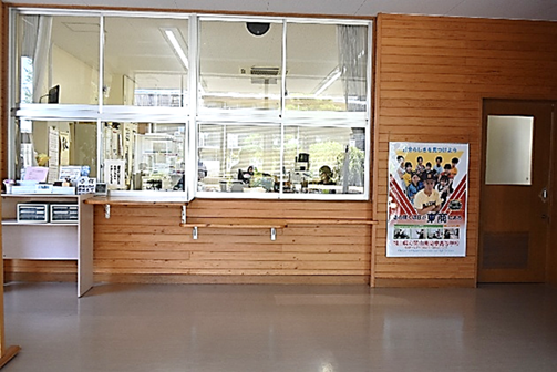 今年度のポスターを玄関に掲示しました！