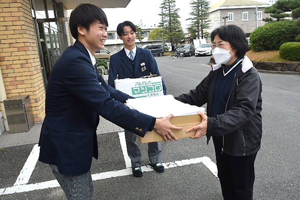 旭川荘へ生徒制作の布おしめを寄贈！