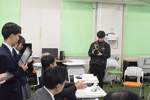 新生徒会執行部が学校評議員と文科省の前でプレゼン!