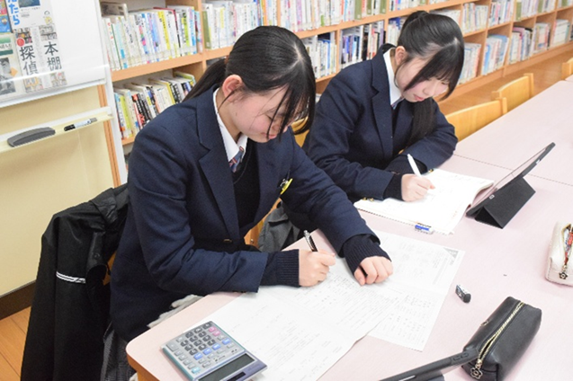 学年末考査3日目 図書室で学習!